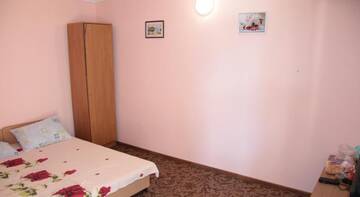 Фото номера Трехместный номер  Гостиница Guest House Lastochka г. Песчаное 4