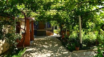 Фотографии Гостиница Guest House Lastochka г. Песчаное Крым (Россия) №2 Фото Гостиница Guest House Lastochka г. Песчаное 2