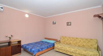 Фото номера Трехместный номер с душем Гостиница Guest House Lastochka г. Песчаное 3