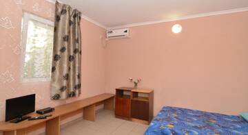 Фото номера Трехместный номер с душем Гостиница Guest House Lastochka г. Песчаное 4