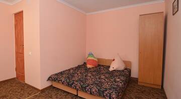 Фото номера Трехместный номер  Гостиница Guest House Lastochka г. Песчаное 3